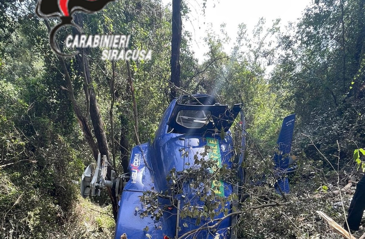 Riserva di Pantalica in fiamme, recuperati resti dell’elicottero precipitato – VIDEO