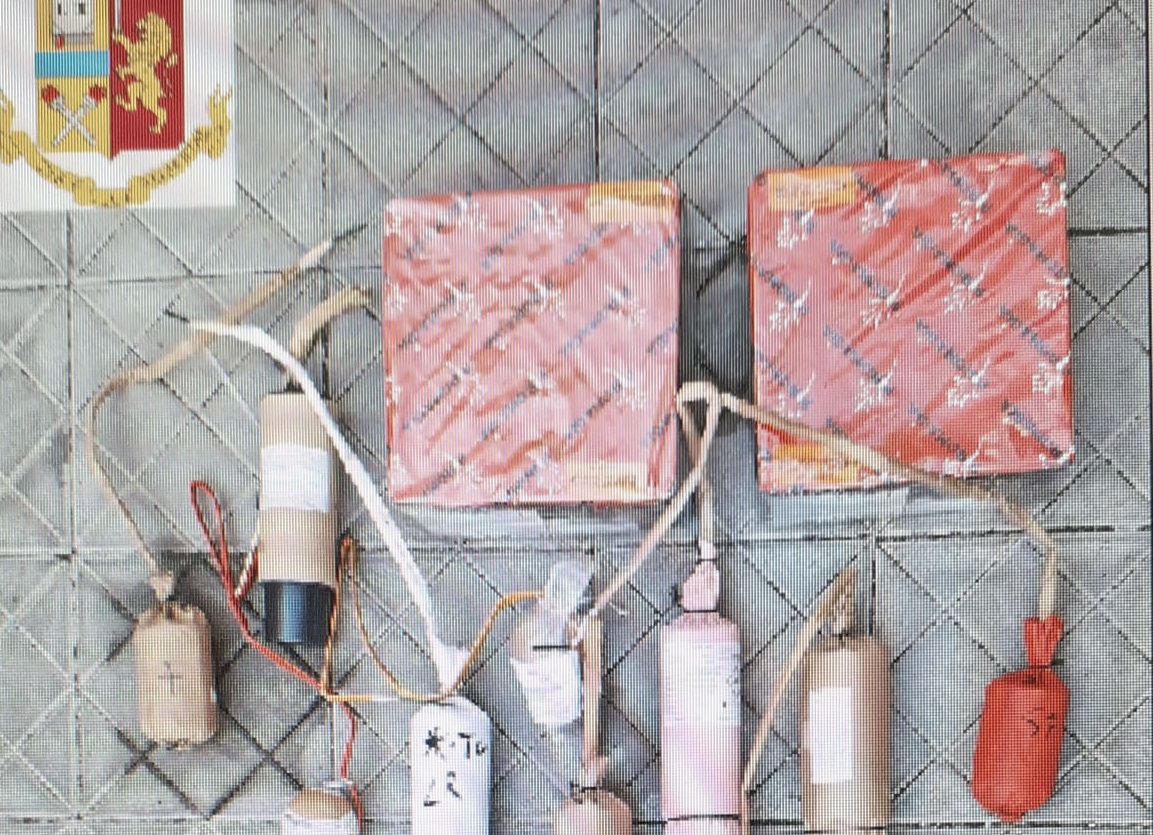 Esplosivi pericolosi e infiammabili conservati nel garage: arresto nel Catanese