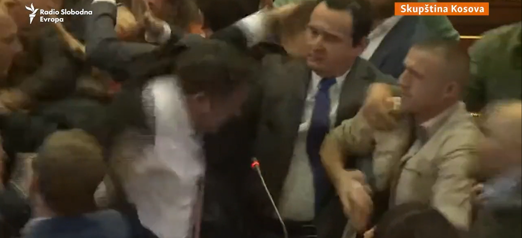 Scoppia la rissa nel Parlamento del Kosovo, premier attaccato