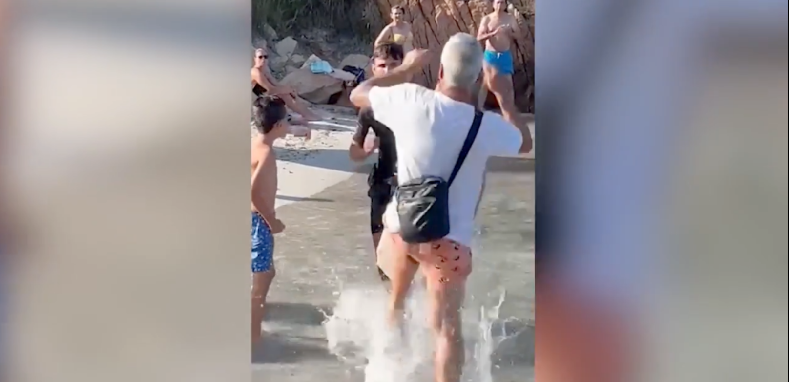 Calcio volante alla Bruce Lee in spiaggia in Sardegna per una rissa fra turisti e gente del posto