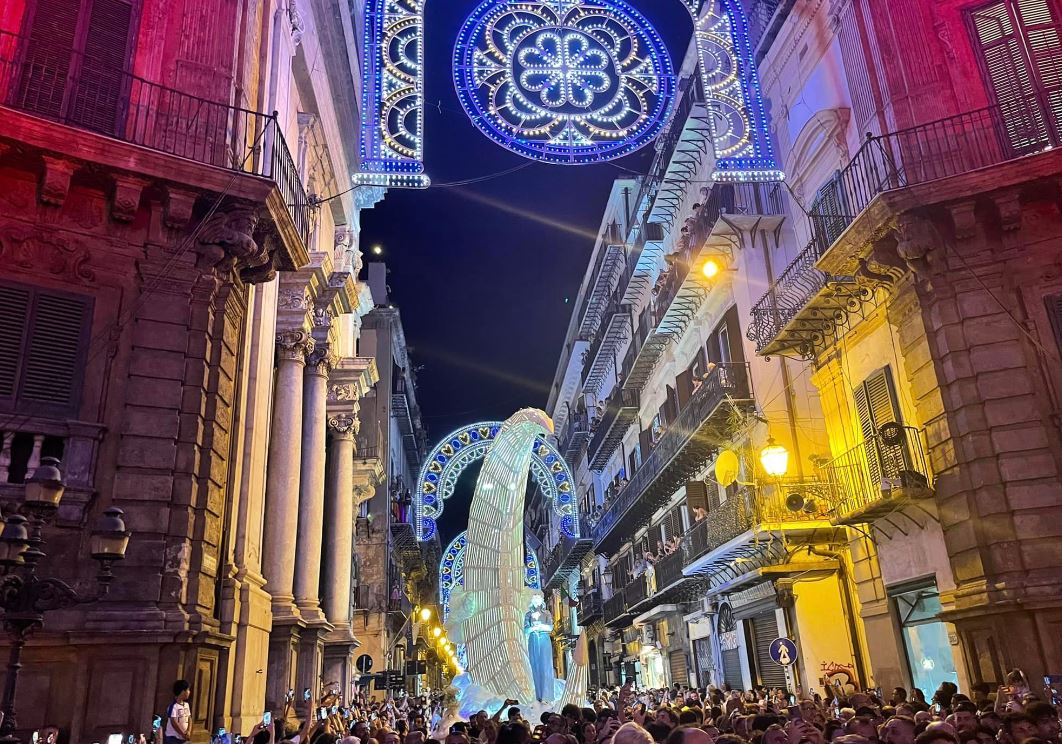 Dramma al Festino di Santa Rosalia, incidente con il carro: uomo perde un dito