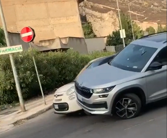 A Palermo rissa tra automobilisti, uno sale sulla fiancata dell’auto del “rivale” con un suv