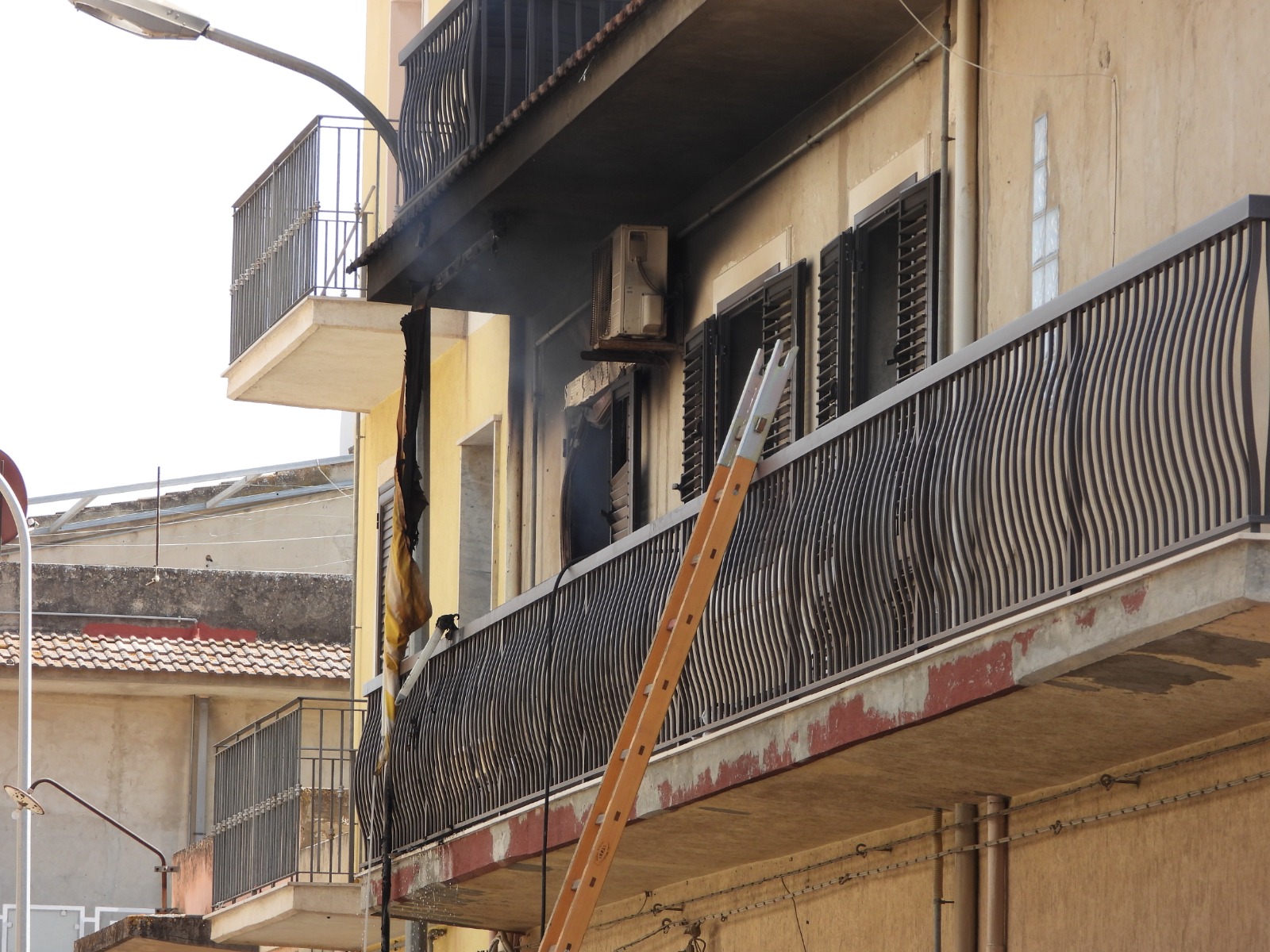 Paura a Ragusa: frigorifero a fuoco in un’abitazione