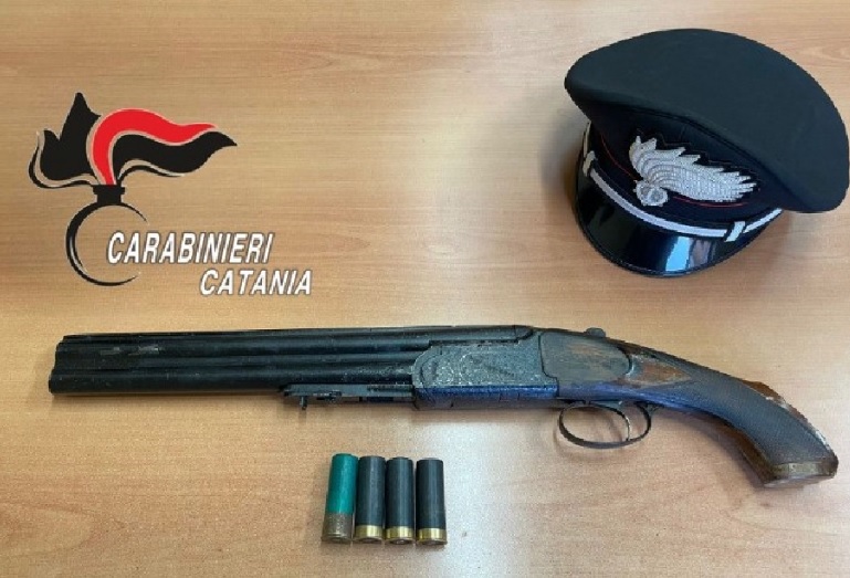 “Sto uscendo” e torna con un fucile nella borsa, 27enne del Catanese in manette