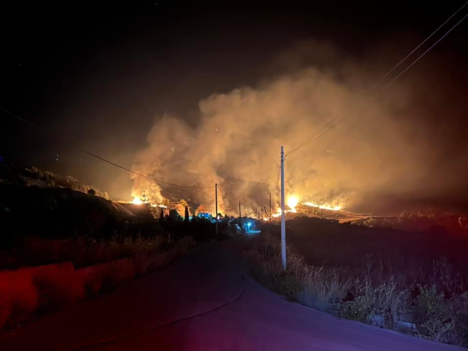 Brucia monte Bonifato, le fiamme minacciano le case: elicotteri e canadair in azione