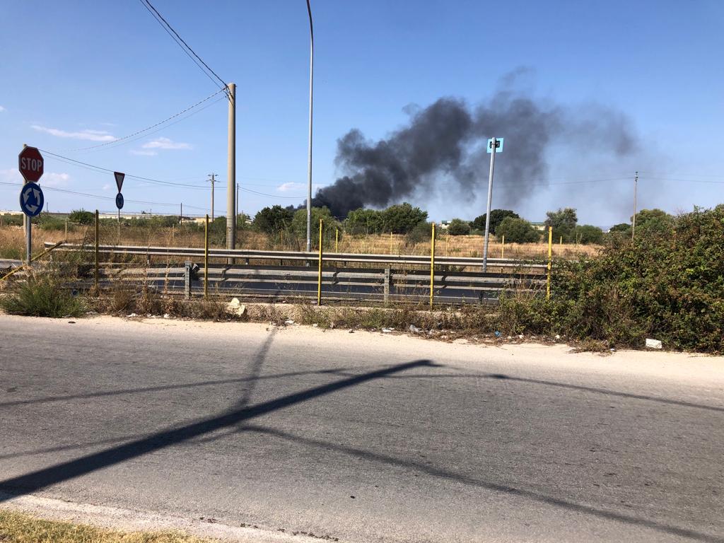 Colonne di fumo nero e fiamme, il VIDEO di un grosso incendio nel Ragusano