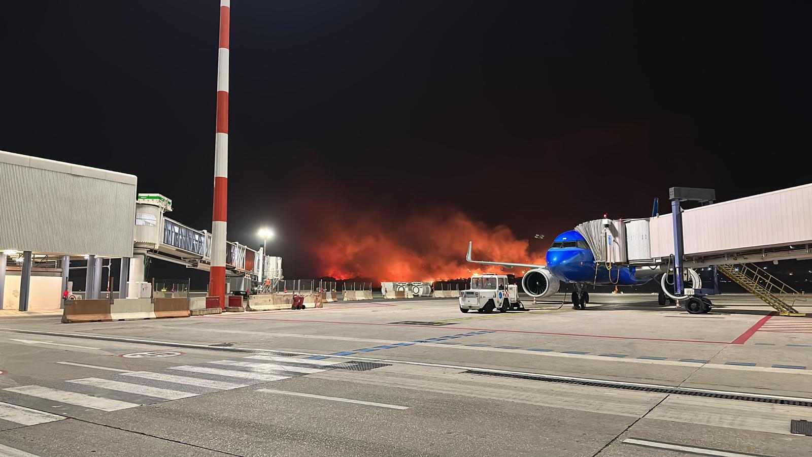 Gli incendi accerchiano Palermo, residenti evacuati: chiude l’aeroporto Falcone-Borsellino