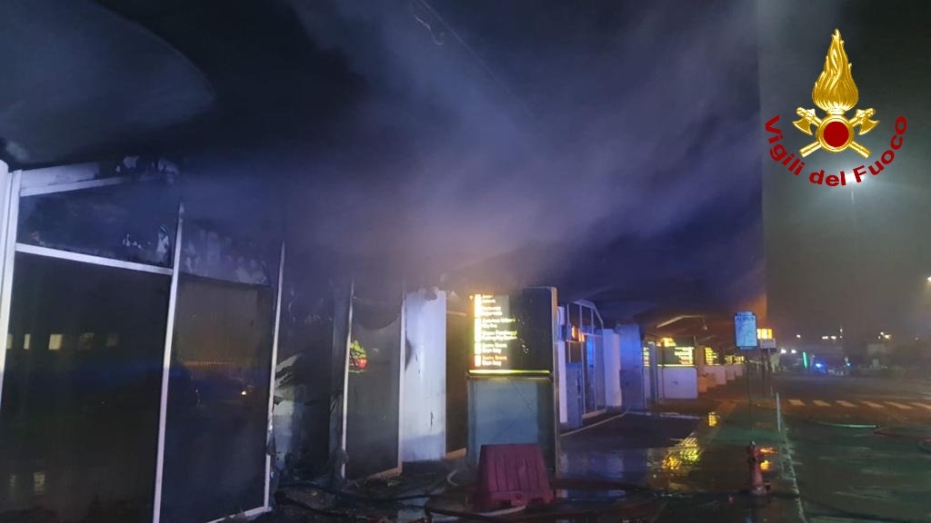 L’incendio all’aeroporto di Catania del 2023, in due affronteranno il processo