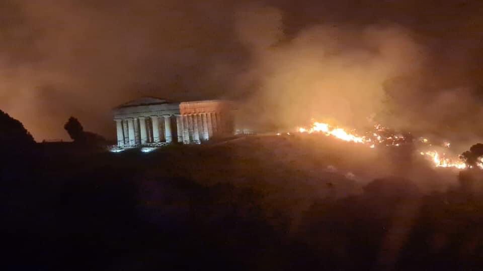 Incendio al parco archeologico di Segesta, Schifani: “Evitato il peggio”