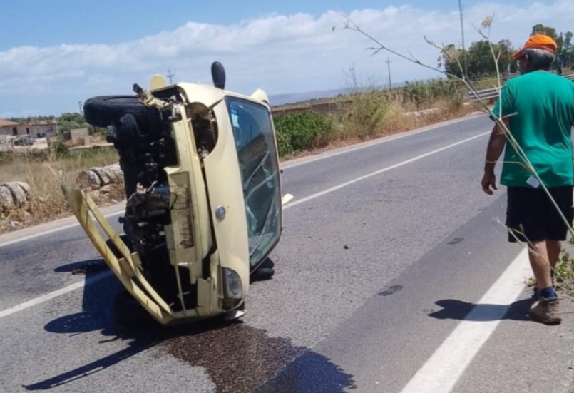 Incidente nel Ragusano, auto si ribalta sulla Sp 2: una donna ferita