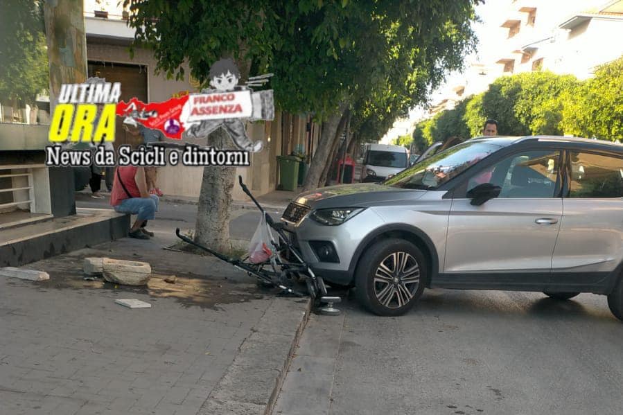 Paura in via della Resistenza, collisione tra auto: c’è anche un passeggino distrutto