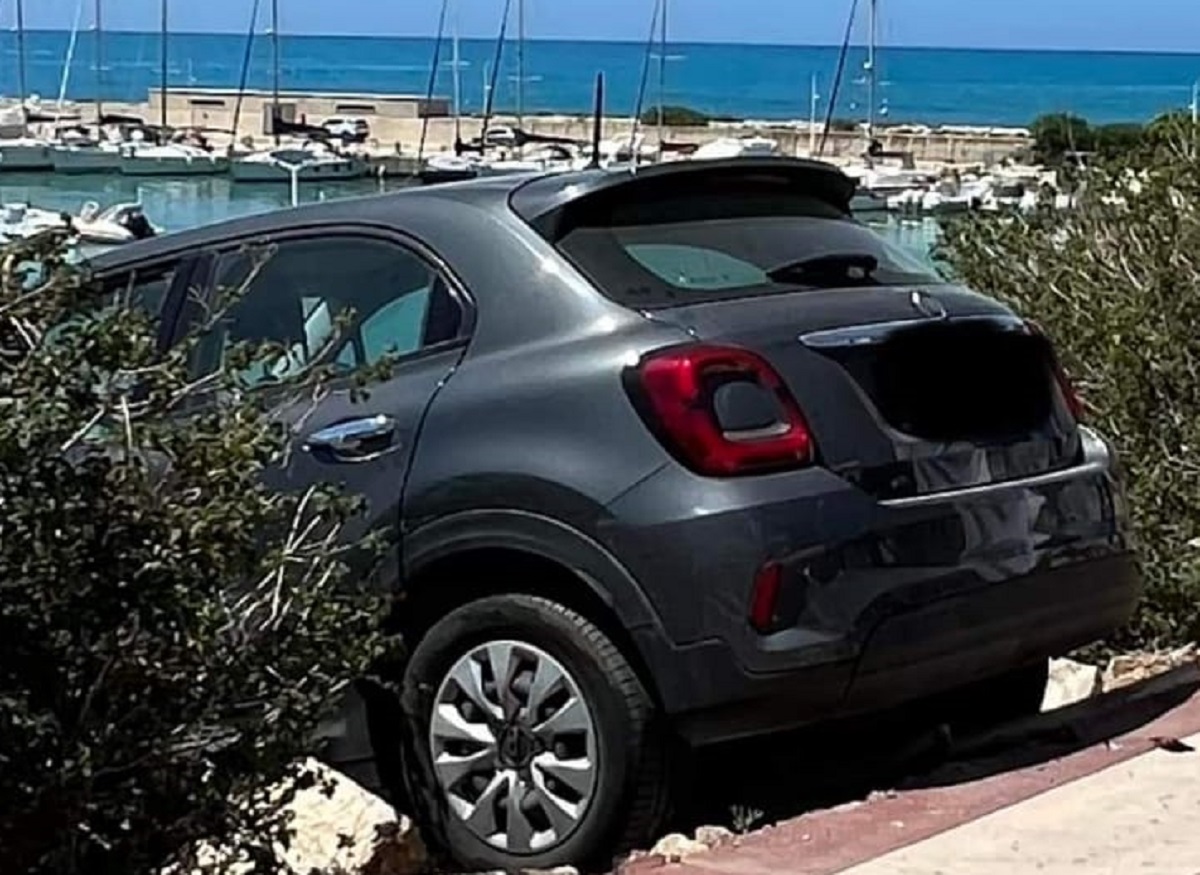 Paura sulla pista ciclabile, auto senza freno a mano e conducente sfonda il muretto