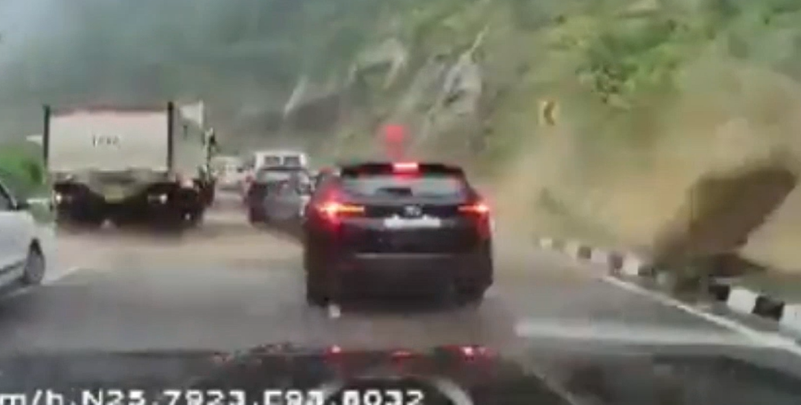 Un masso gigantesco colpisce in pieno un’auto dopo una frana in India
