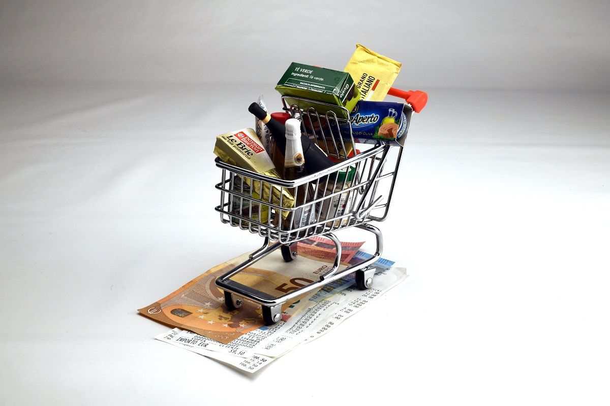 Inflazione in calo, ma i siciliani contengono le spese anche a Natale: i DATI