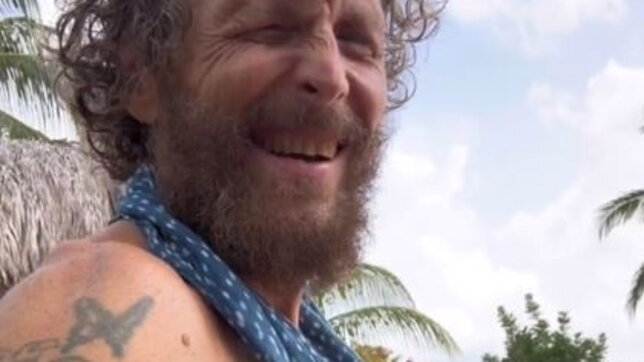 Il dramma di Jovanotti: “Non riesco ancora a camminare senza stampelle”