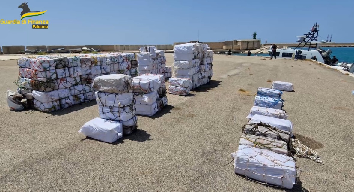 Fermato peschereccio con oltre 5 tonnellate di cocaina, arrestati i membri dell’equipaggio – FOTO e VIDEO Fermato peschereccio con oltre 5 tonnellate di cocaina, arrestati i membri dell’equipaggio – FOTO e VIDEO