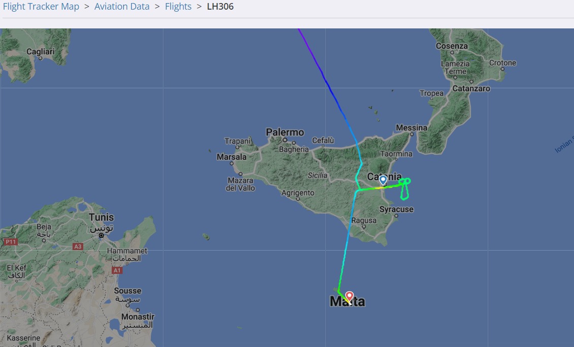 Deve atterrare a Catania, ma lo dirottano a Malta: pilota “disegna” un fallo in cielo