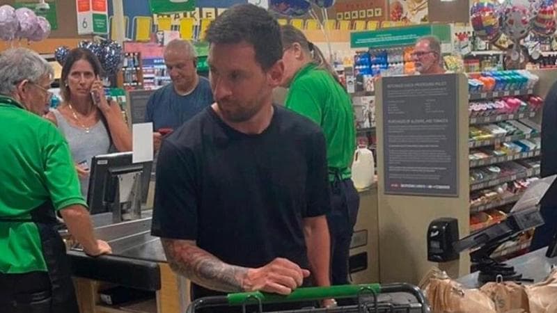 Dalle magie sul campo al carrello della spesa: fan in delirio per Messi al supermercato