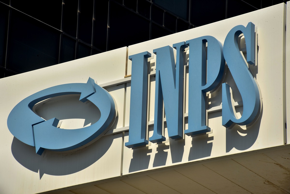 “La domanda di assegno unico è decaduta”, pioggia di SMS dall’Inps: cosa succede e cosa fare