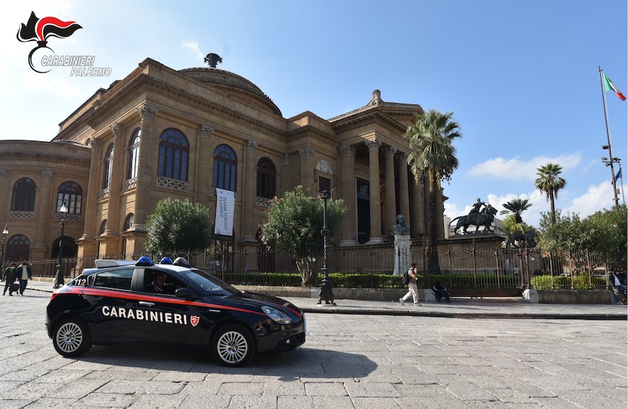 Palermo, torna in azione la banda “spacca vetrine”: furto nella Rinascente