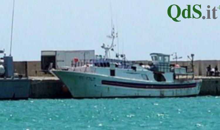 Fermato peschereccio con oltre 5 tonnellate di cocaina, arrestati i membri dell’equipaggio – FOTO e VIDEO Fermato peschereccio con oltre 5 tonnellate di cocaina, arrestati i membri dell’equipaggio – FOTO e VIDEO