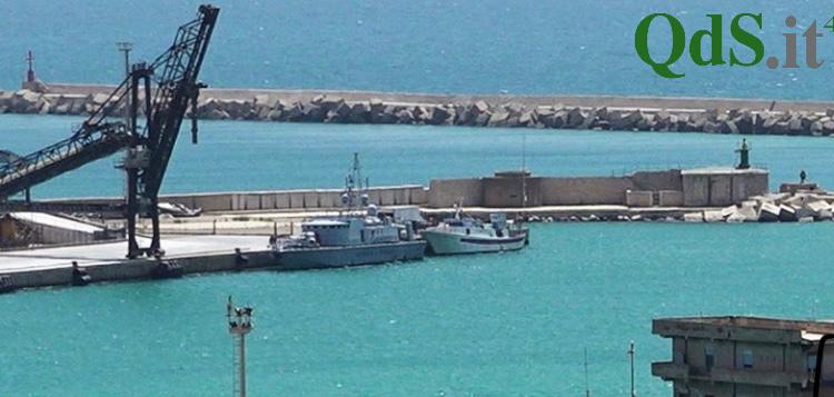 Fermato peschereccio con oltre 5 tonnellate di cocaina, arrestati i membri dell’equipaggio – FOTO e VIDEO Fermato peschereccio con oltre 5 tonnellate di cocaina, arrestati i membri dell’equipaggio – FOTO e VIDEO