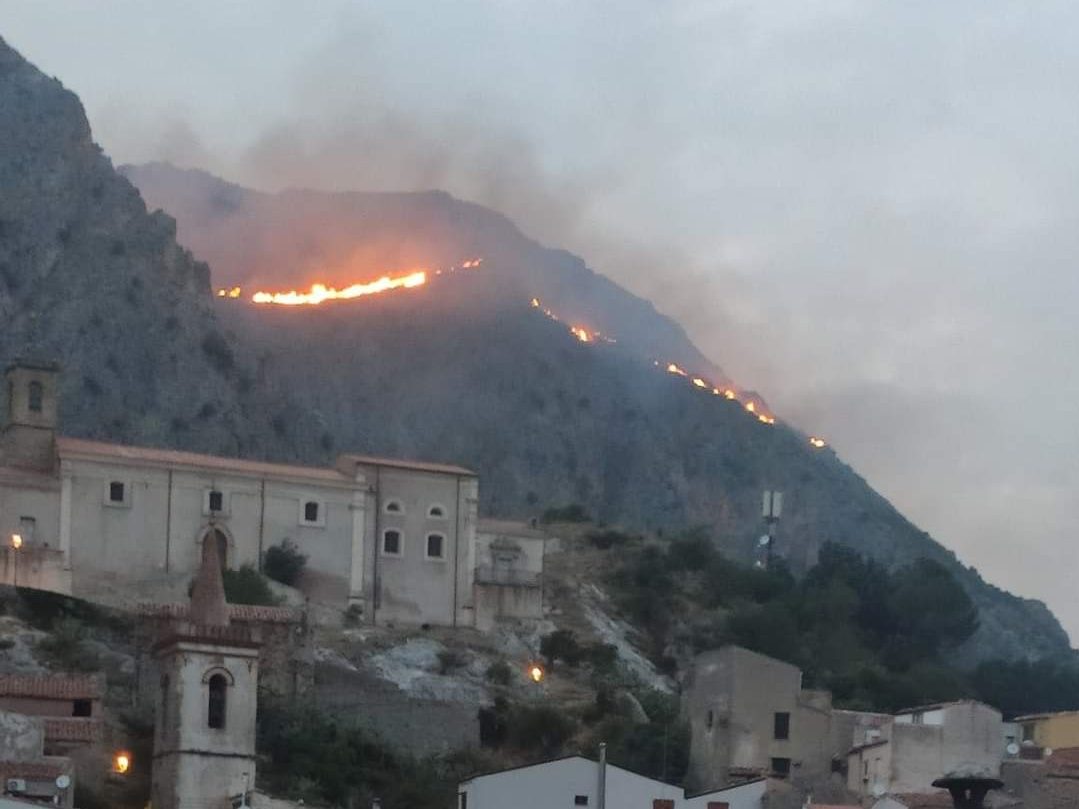 Incendi a Petralia Soprana: soccorsi mai arrivati, dal numero d’emergenza nessuna risposta Incendi a Petralia Soprana: soccorsi mai arrivati, dal numero d’emergenza nessuna risposta