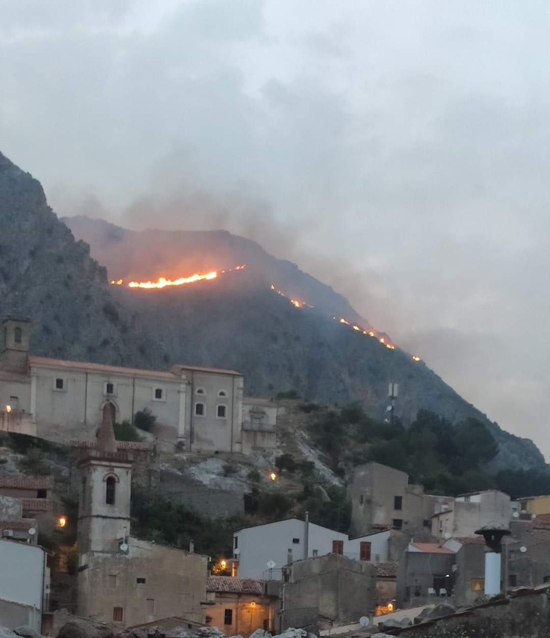 Incendi a Petralia Soprana: soccorsi mai arrivati, dal numero d’emergenza nessuna risposta