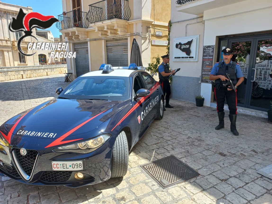 Rapina un fast food a Scicli e aggredisce due persone: arrestato 29enne