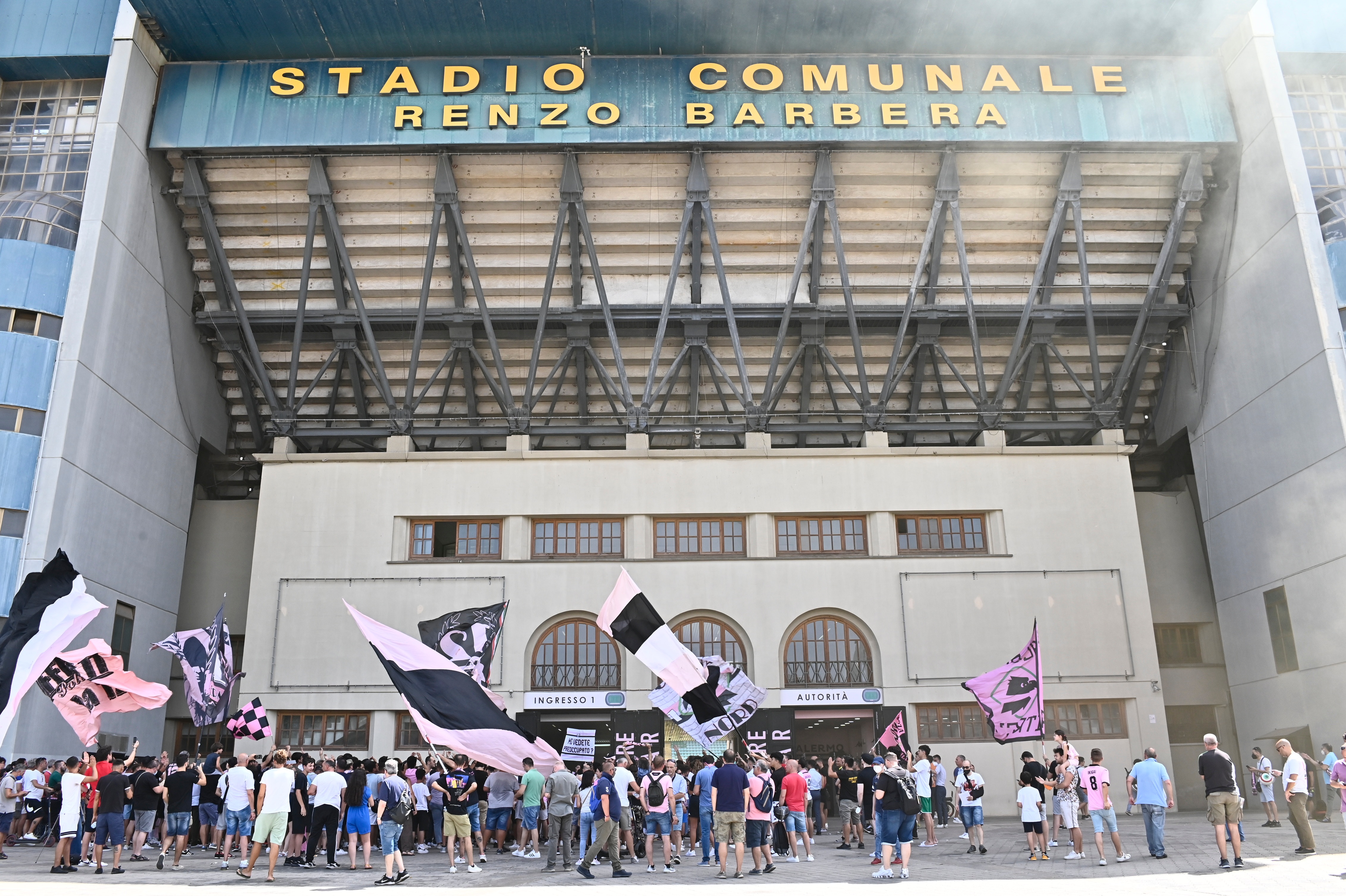 La nuova maglia del Palermo FC per la stagione 2023-24 in Serie B