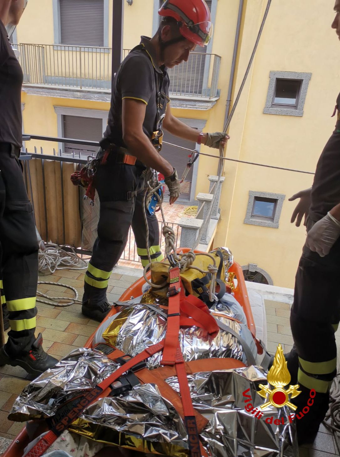 Randazzo, Vigili del Fuoco trasportano uomo in ospedale con barella speciale