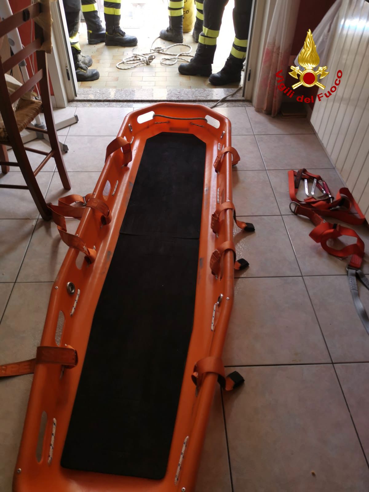 Randazzo, Vigili del Fuoco trasportano uomo in ospedale con barella speciale