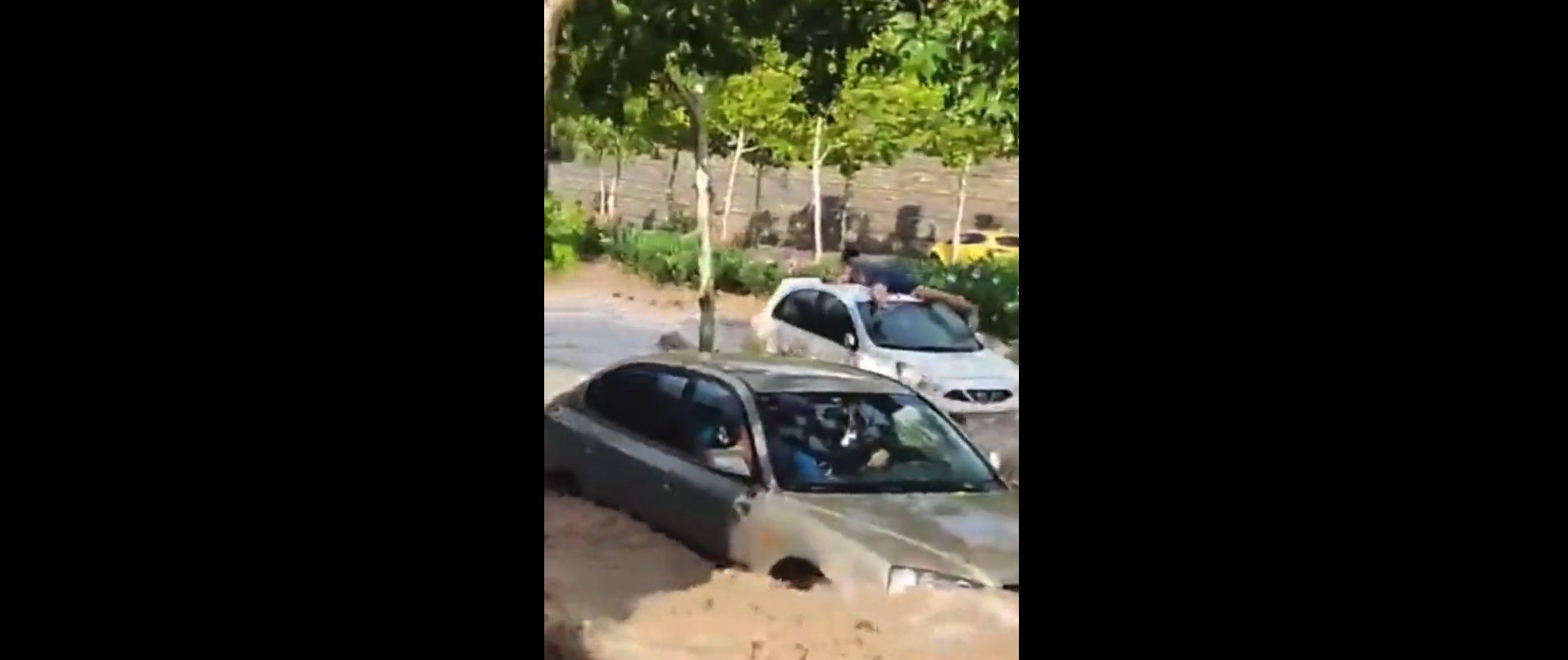 Pioggia violenta a Saragozza, automobilisti bloccati in strade diventate fiumi