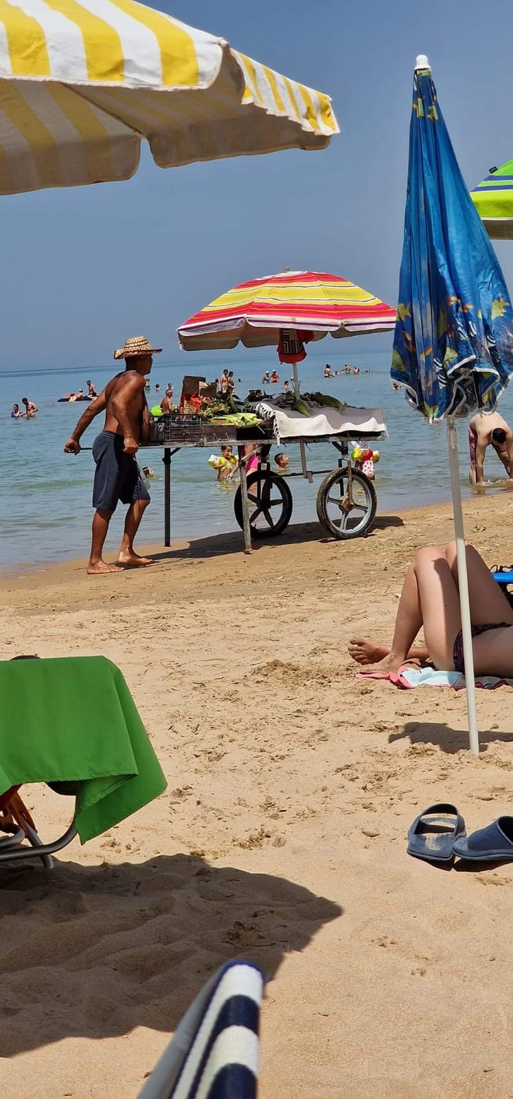 Scoglitti, nuovo “business” in spiaggia: ecco le pannocchie bollite