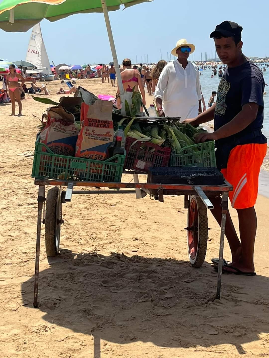 Scoglitti, nuovo “business” in spiaggia: ecco le pannocchie bollite