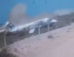 Atterraggio da incubo in Somalia: aereo tocca la pista e poi rimbalza – VIDEO