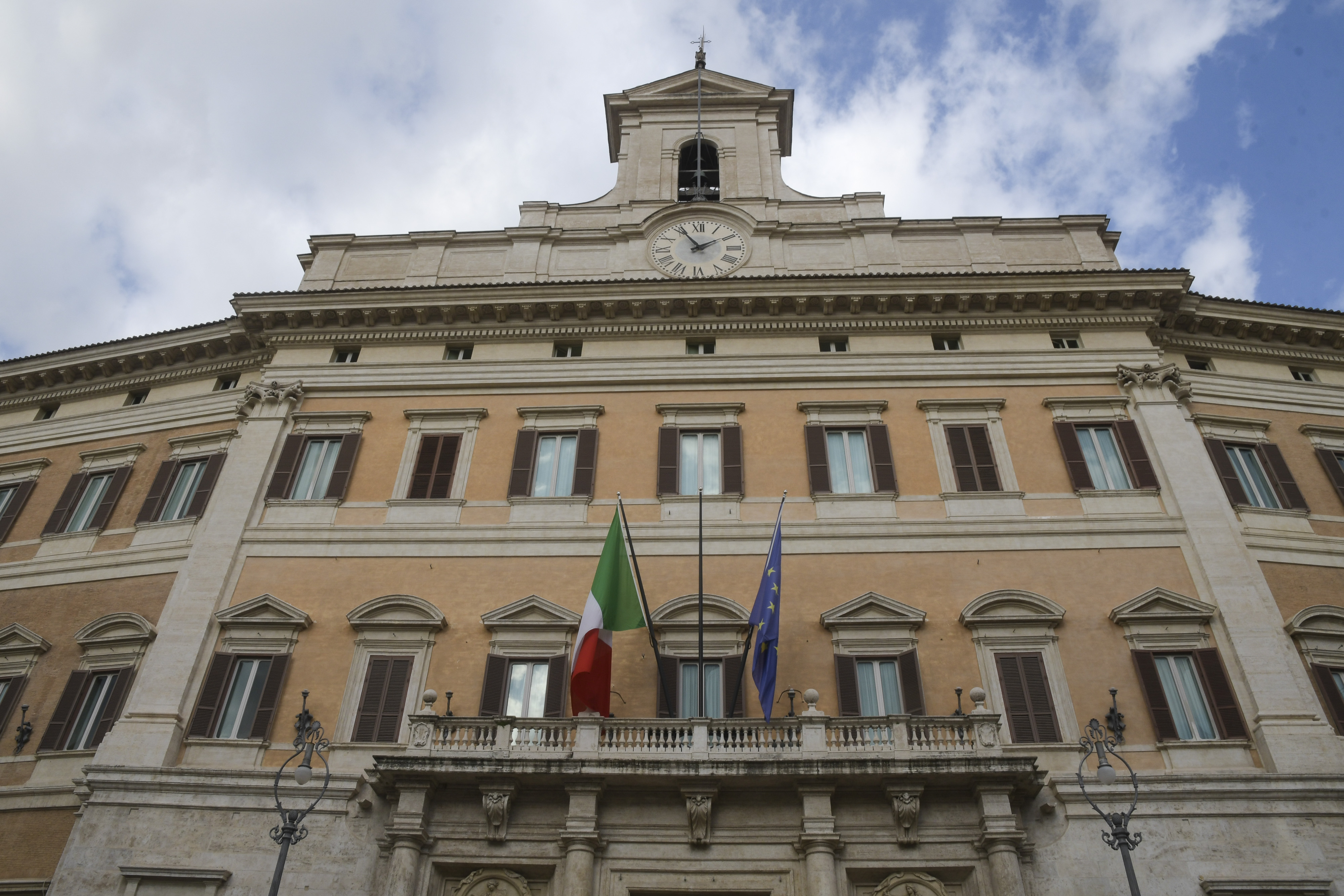 “Sono un agente segreto 007, vieni a lavorare al governo”: era tutta una truffa, arrestato 33enne