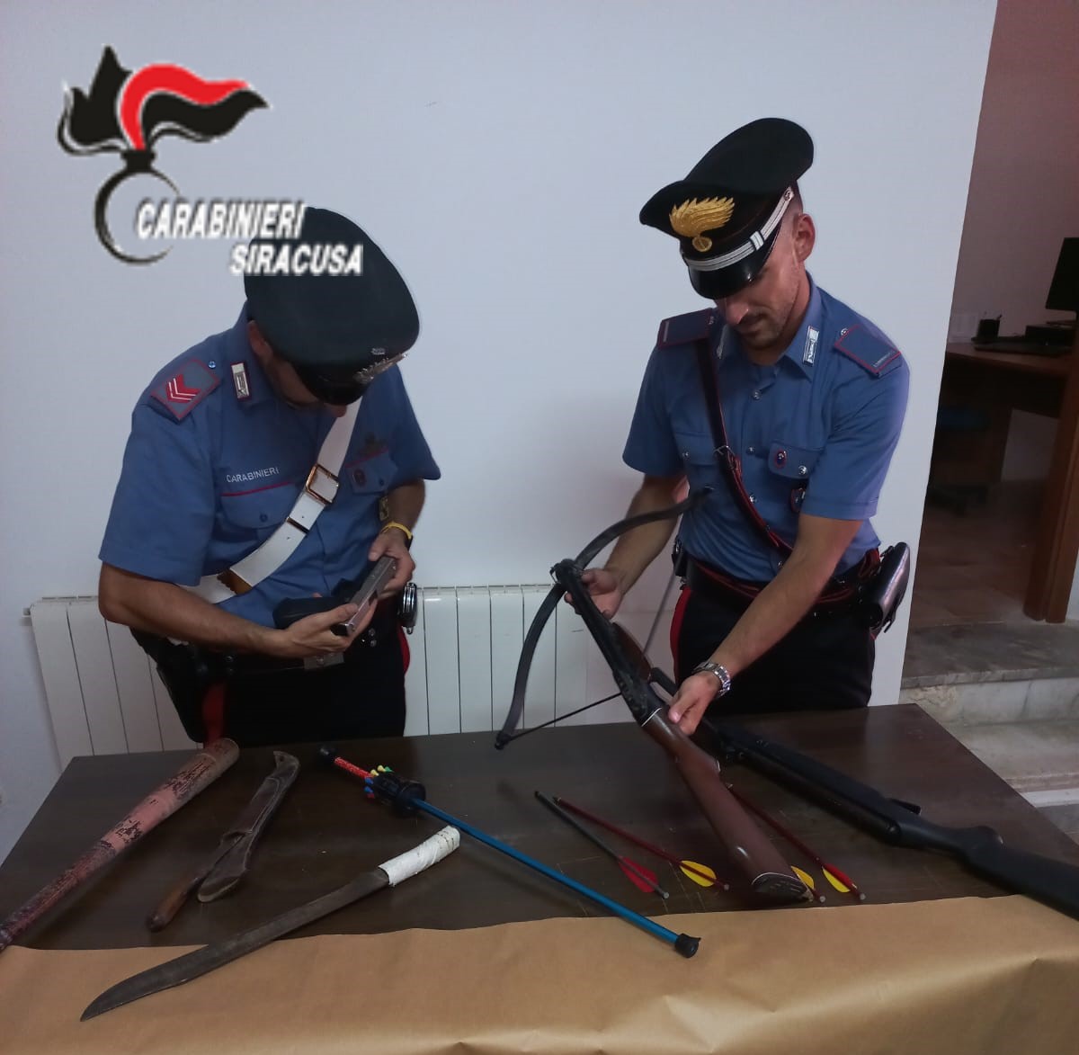 Siracusa, nasconde balestra e macete in casa: denunciato 73enne