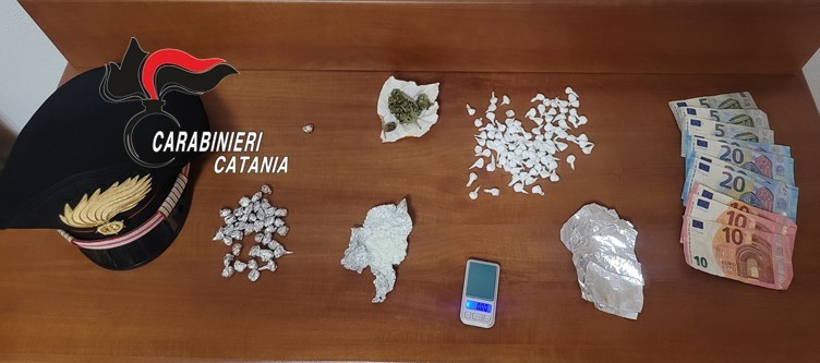 Acireale, spacciava droga nella sua abitazione: arrestato 29enne