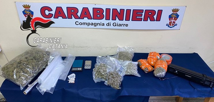 Fermato 23enne dai carabinieri a Giarre, si spostava su un veicolo rubato e aveva enormi quantità di droga