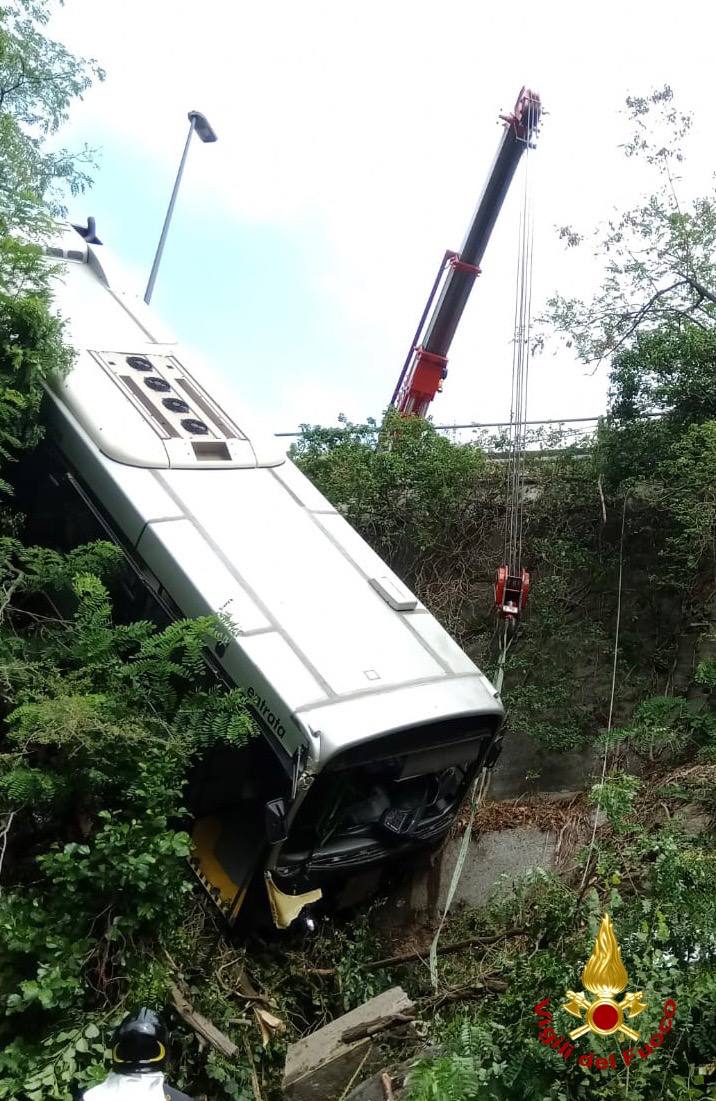 Autobus finisce in un dirupo, soccorso conducente sbalzato fuori dall’abitacolo