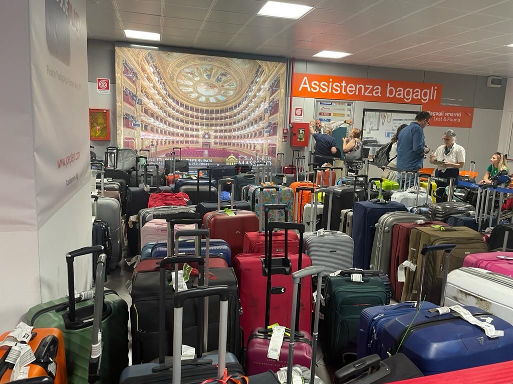 Area “Arrivi” aeroporto Falcone e Borsellino: bagagli dappertutto
