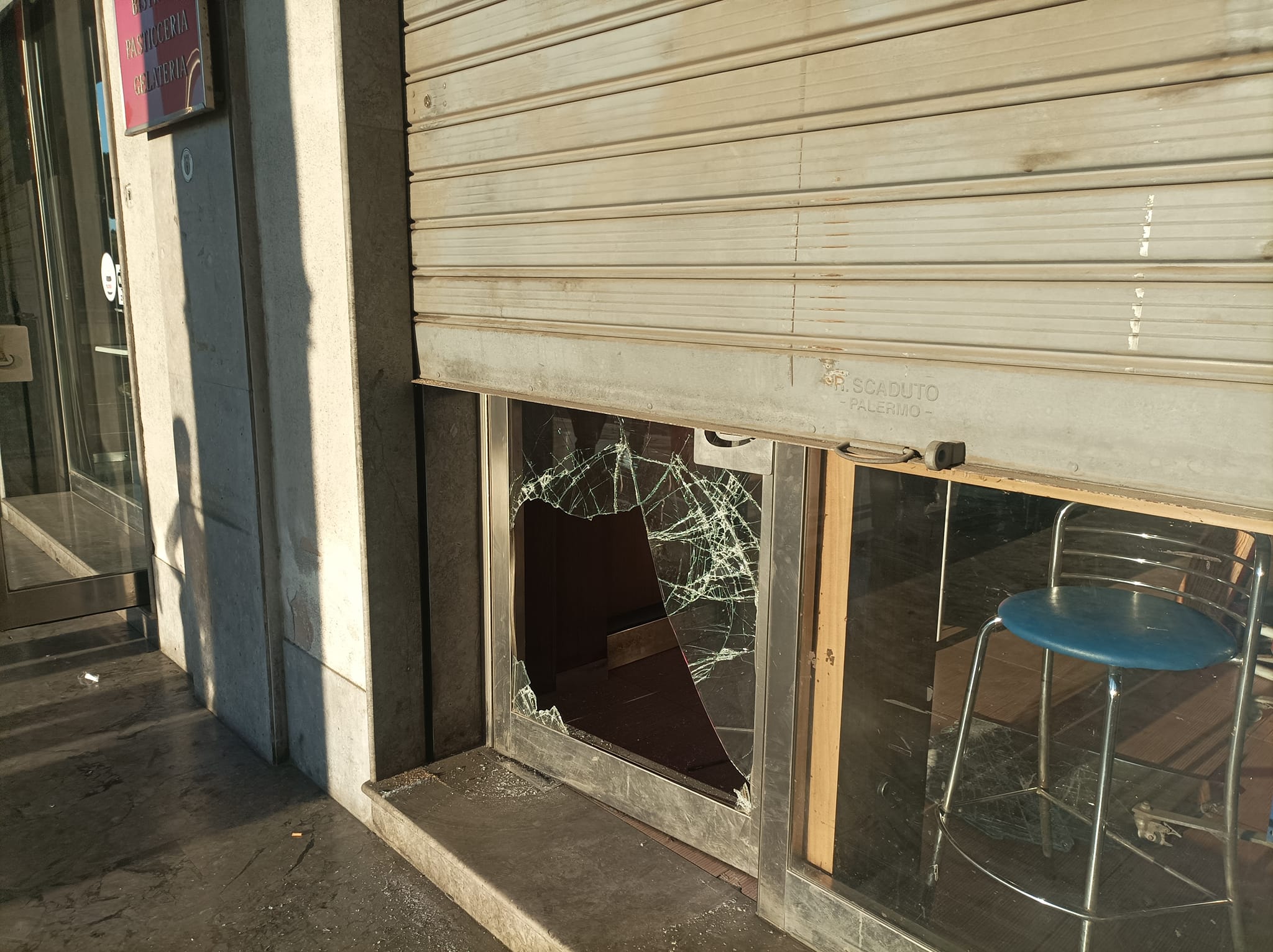 Palermo, nuovo furto con “spaccata”: preso di mira un bar di via Crispi. I titolari: “Ne vale la pena?” Palermo, nuovo furto con “spaccata”: preso di mira un bar di via Crispi. I titolari: “Ne vale la pena?”