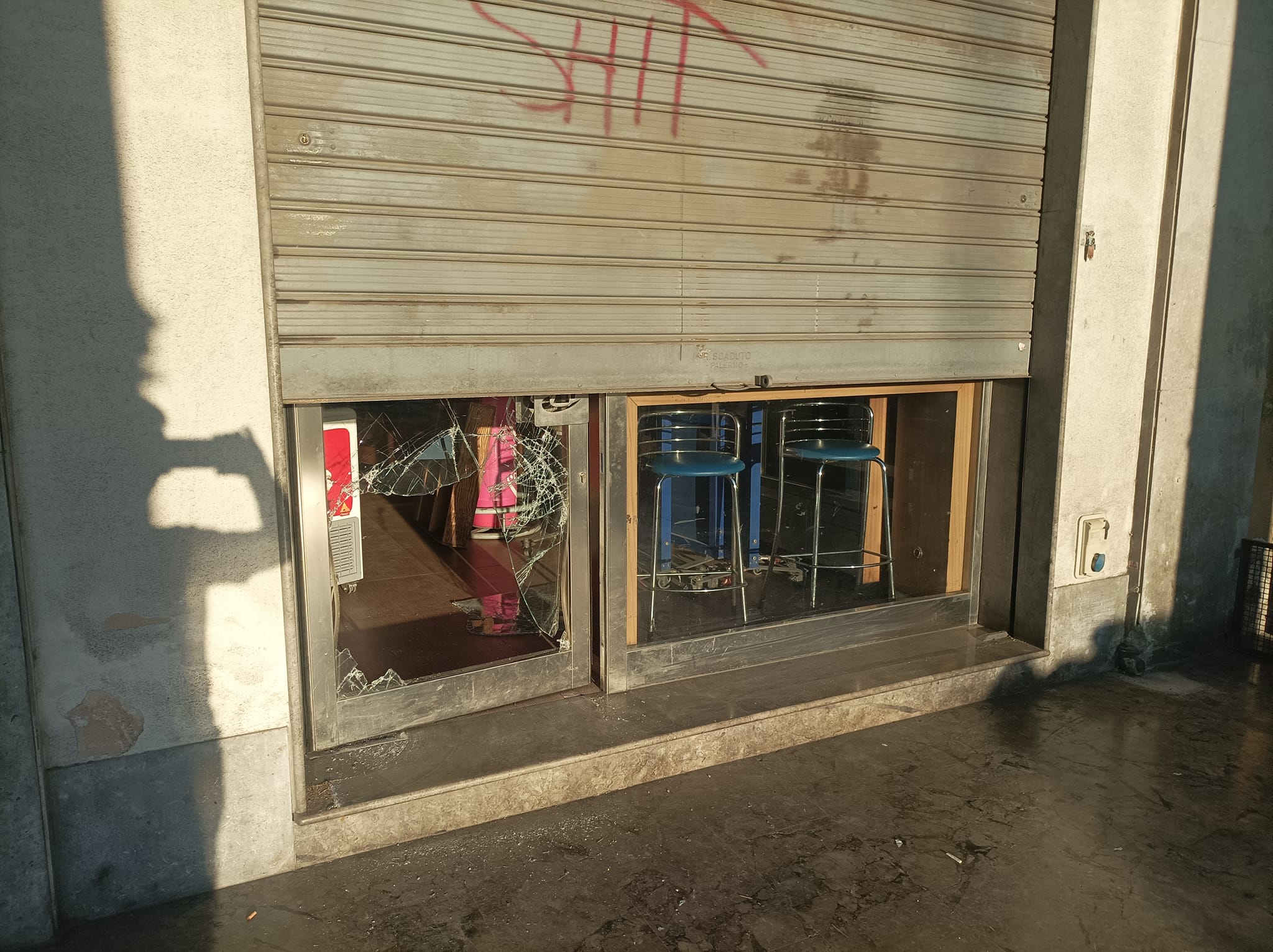 Galleria foto 'Palermo, nuovo furto con “spaccata”: preso di mira un bar di via Crispi. I titolari: “Ne vale la pena?”' - foto 2