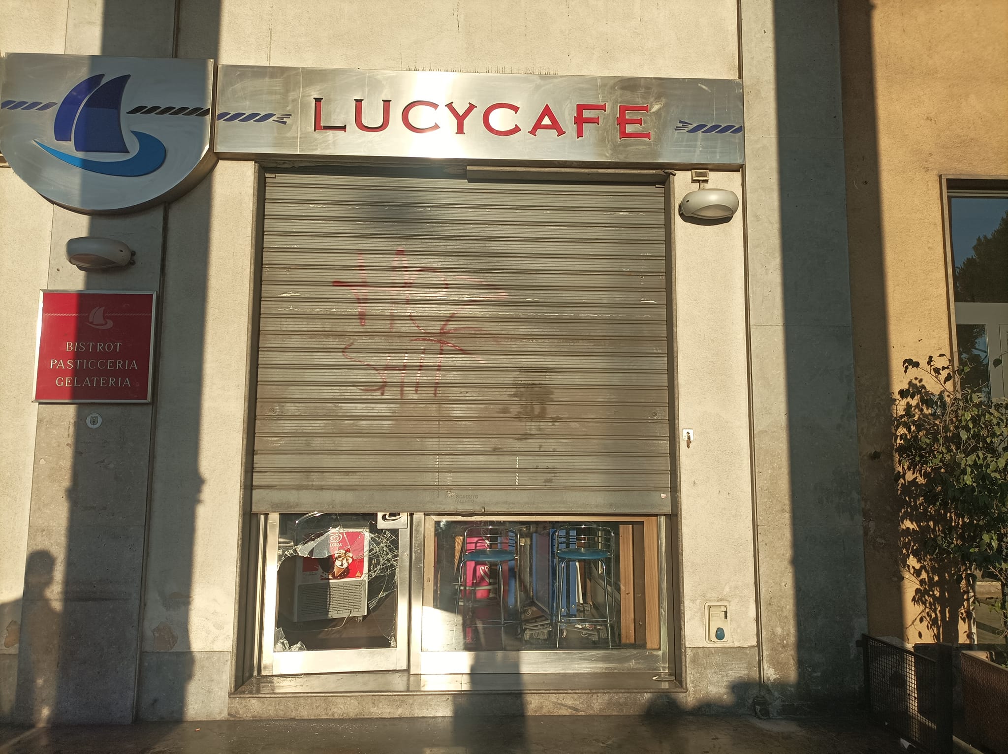 Palermo, nuovo furto con “spaccata”: preso di mira un bar di via Crispi. I titolari: “Ne vale la pena?” Palermo, nuovo furto con “spaccata”: preso di mira un bar di via Crispi. I titolari: “Ne vale la pena?”