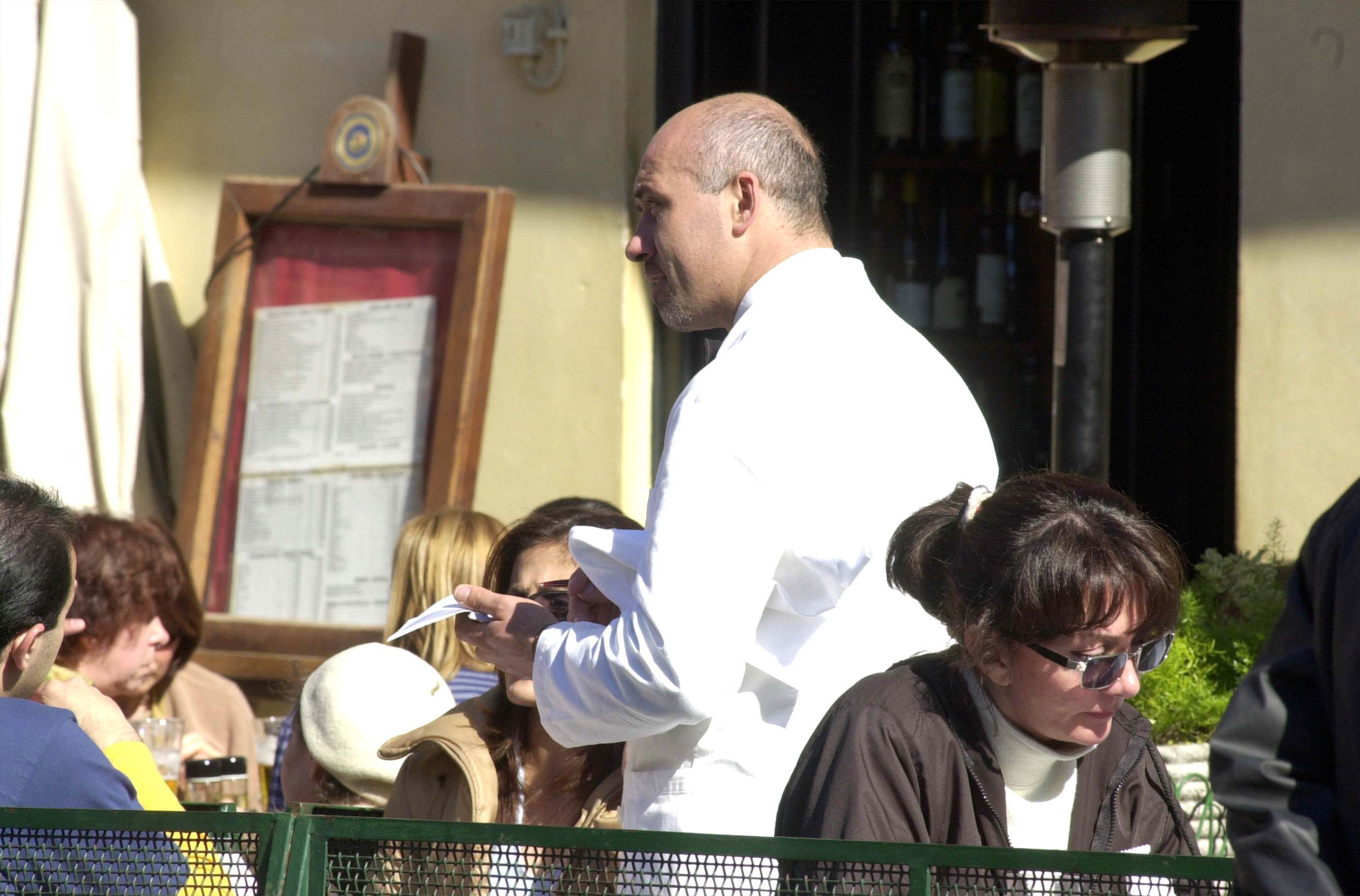 Lavoro in estate: cameriere, assistente cucina e cuoco le professioni più richieste