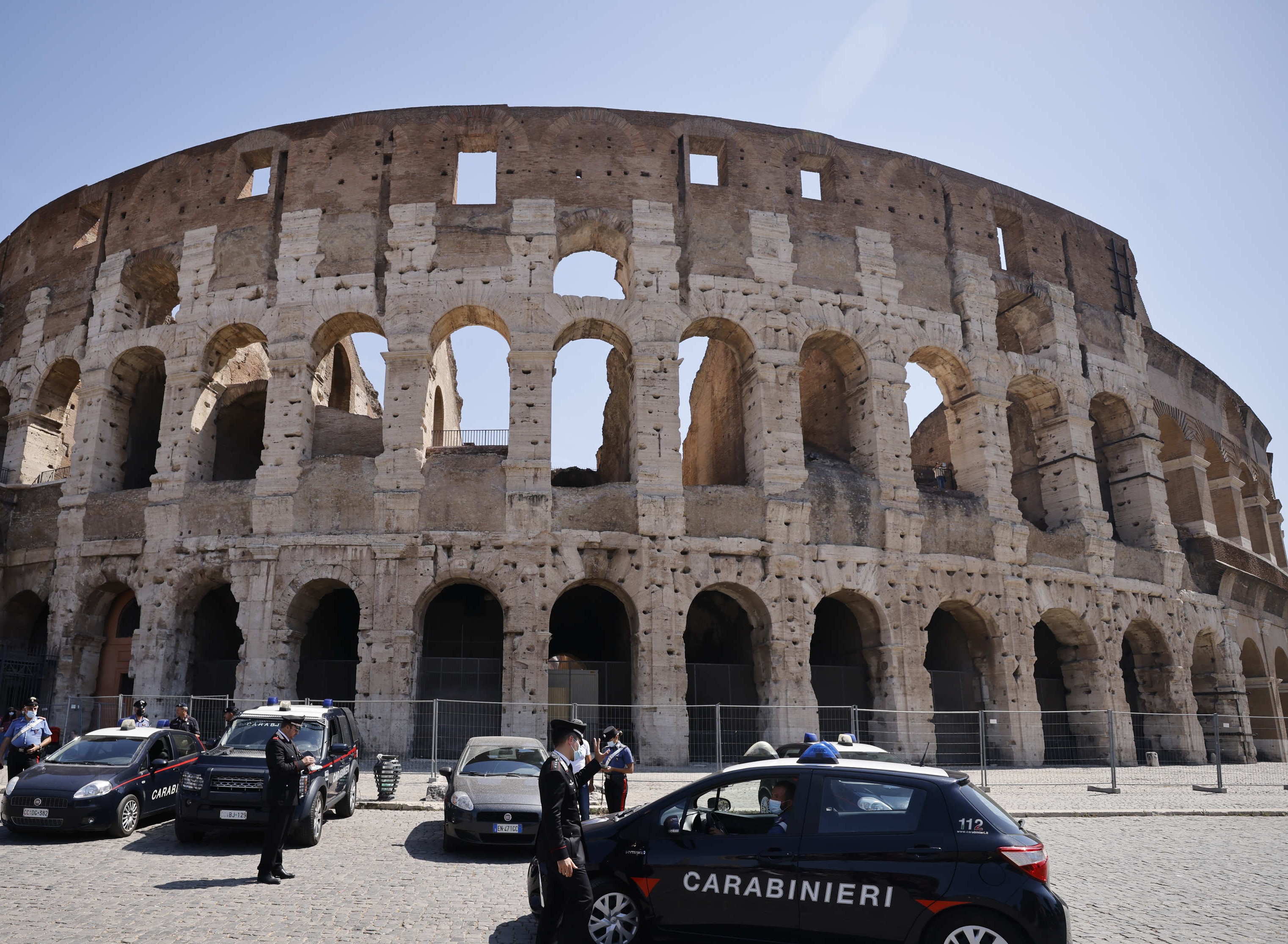 Roma, turista deturpa il Colosseo: denunciato 17enne tedesco