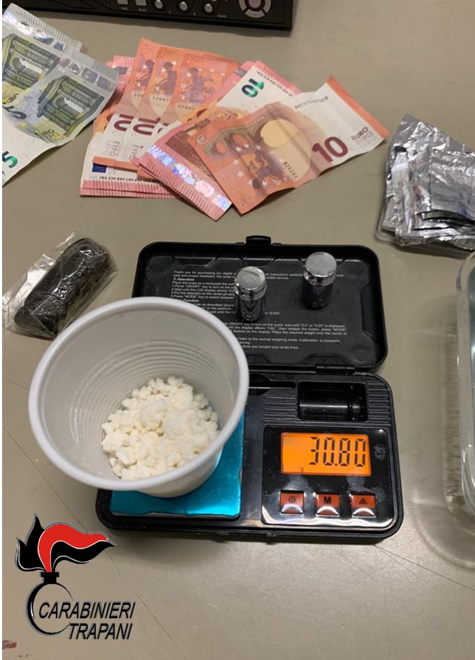 Spaccia droga a 16 anni, sorpreso dai carabinieri con crack e hashish: arrestato