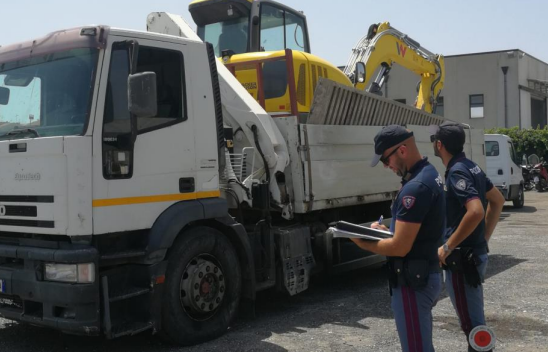 Siracusa, ruba escavatore e fugge: bloccato dalla polizia stradale