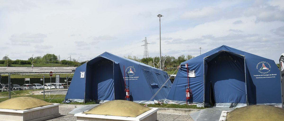 All’aeroporto di Catania sono state montate le tensostrutture